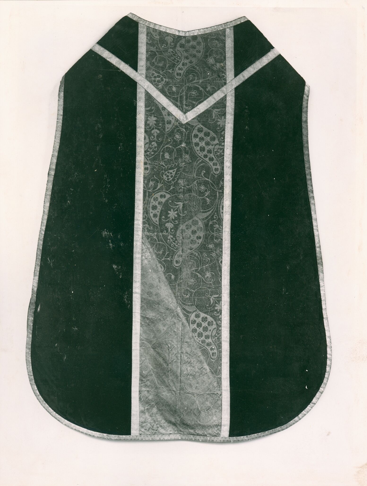 Vladimir Tkalčić, Zagreb - Zagrebačka katedrala - Kazula od baršuna, po sredini ukrašena stiliziranom vegetabilnom ornamentikom (oko 1700. godine)
