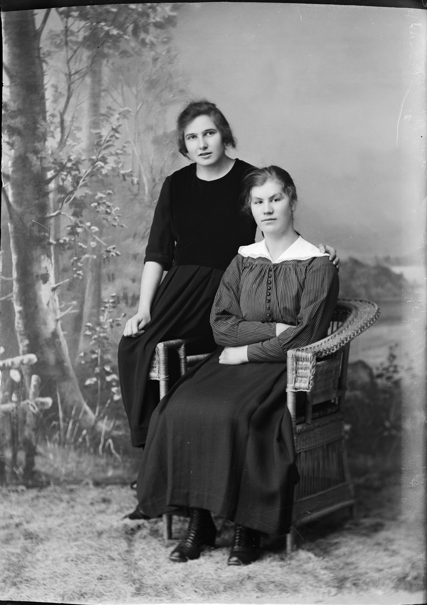 Skötsner-Edhlund, Woman and Nanny Tingberg from Östhammar, Uppland 1921