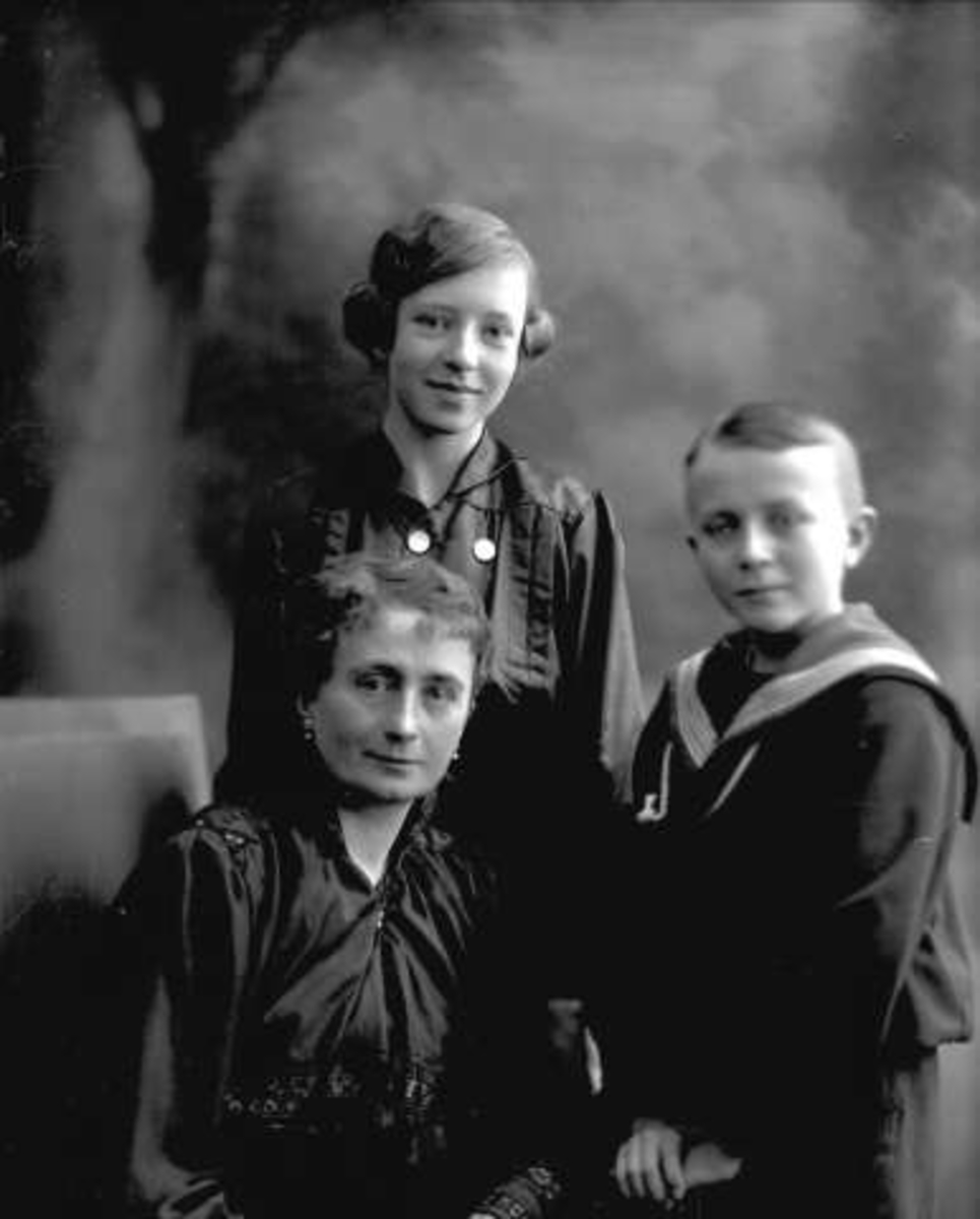 Gustav Borgen, Gruppeportrett, kvinne med to barn. Fru Jenny Blickfeldt.