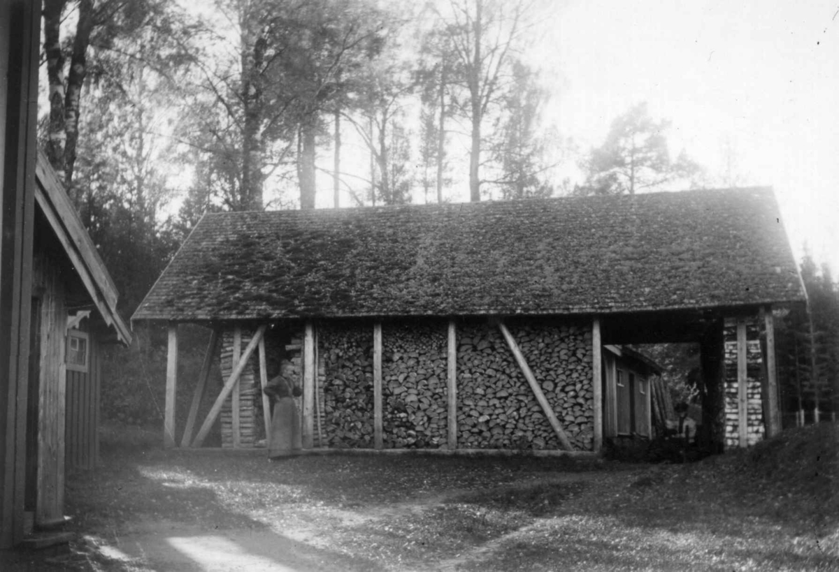 Fredrik Emil Faye, Dal gård, Ullensaker. Vedskjulet. Fra serie fotografert av kammerherre Fredrik Emil Faye (1844-1903), gårdens eier.