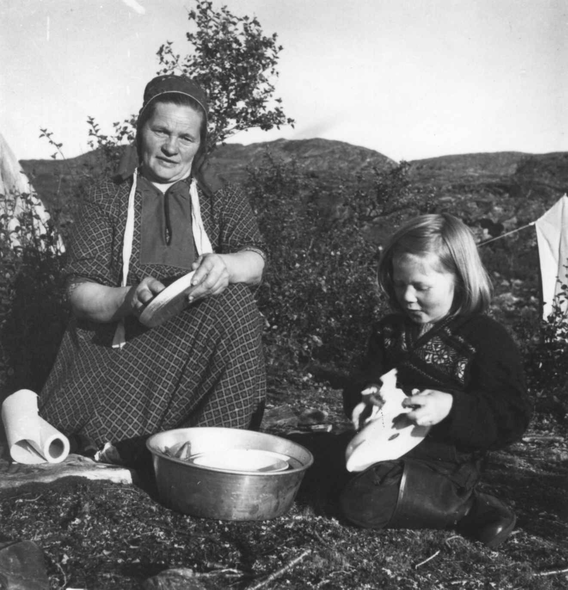 Virginia Raymond Davidson, Ellen Marie Anti tar oppvasken sammen med sin datter Marit Ellen, Ytre Billefjord, Porsanger, Finnmark, 1959.