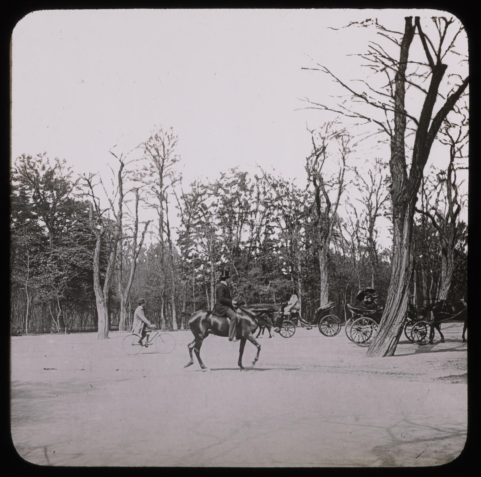 Desconegut, Paris. Cavaliers et voitures au bois de Boulogne Mazo, E.