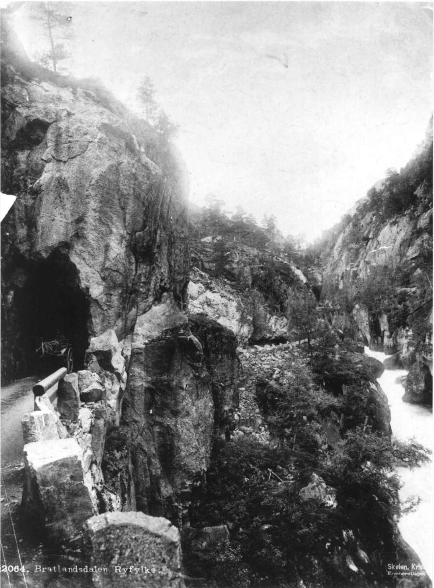 Marthinius Skøien, Bratlandsdalen, Suldal, Rogaland. Veiparti med tunnel ved elveløp.