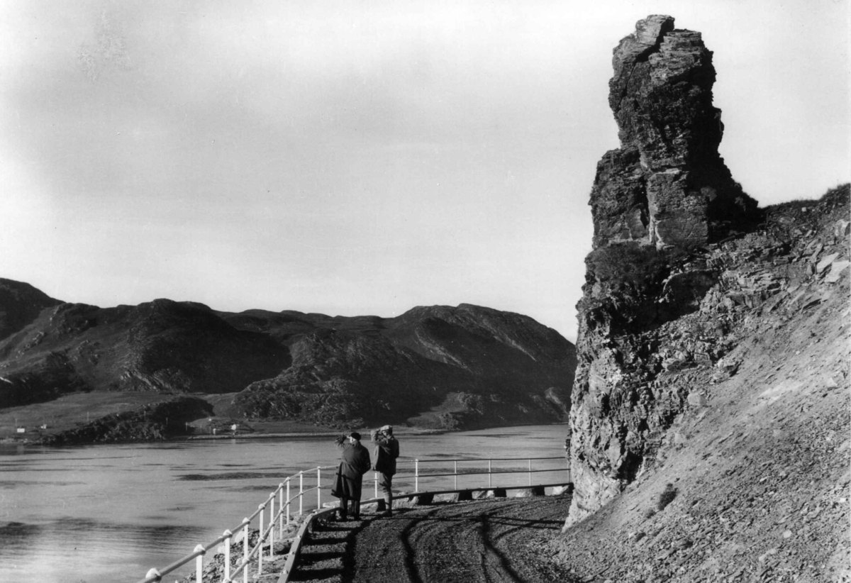 Anders Beer Wilse, Stallo el. Akkanjargastabba, gammel samisk offerstein, nedenfor en vei med to personer. Kvalsund.