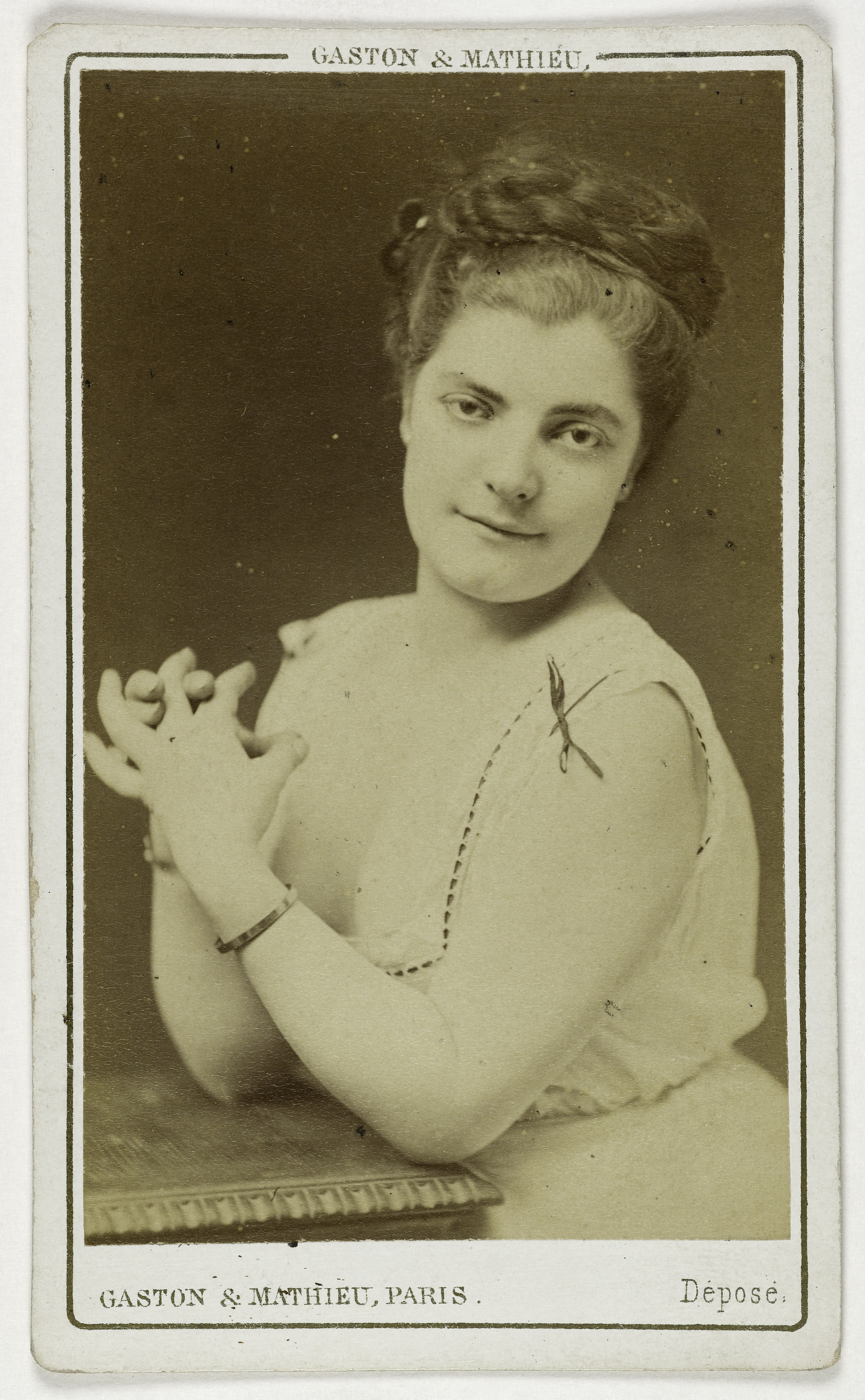 Gaston & Mathieu, Portrait de H. Julia, actrice
