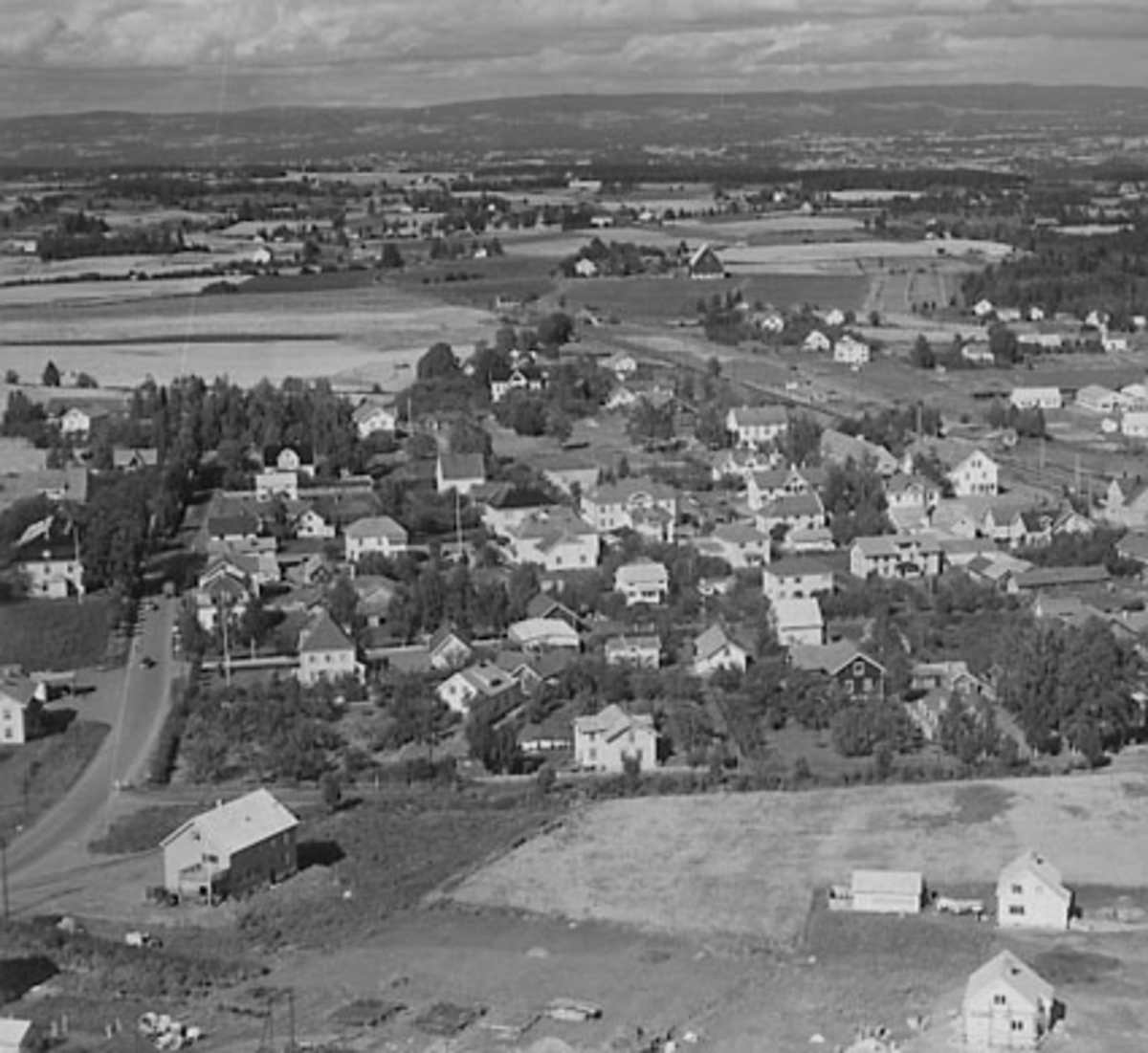 Widerøes Flyveselskap A/S, STANGEBYEN MOT NORD, SILO UNDER BYGGING, STASJON, FLYFOTO