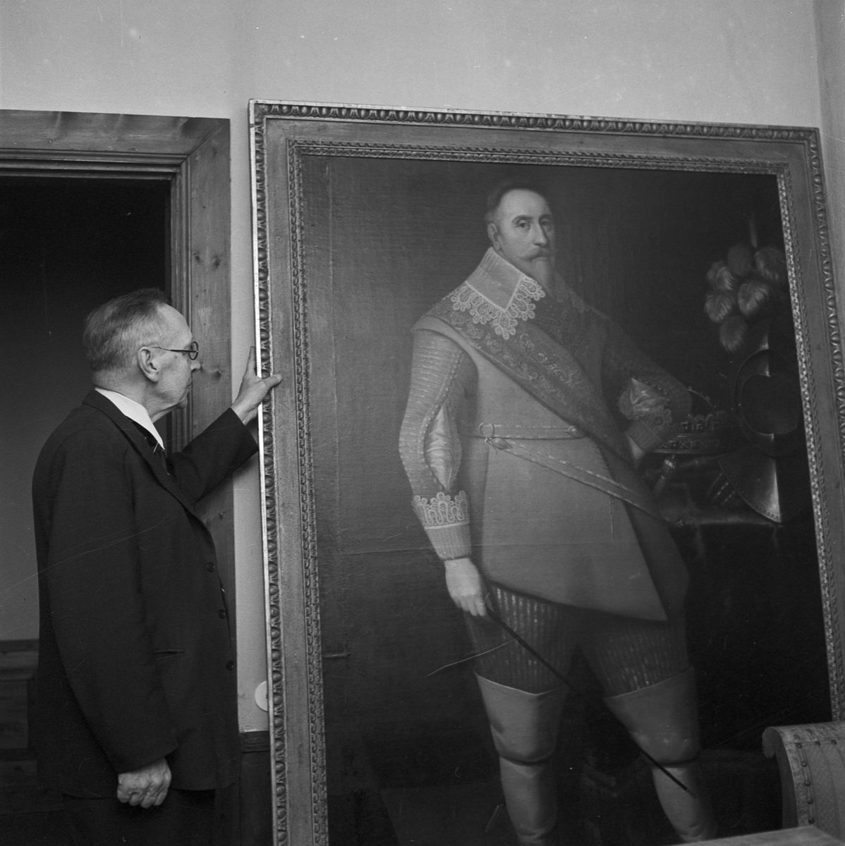 Uppsala-Bild, Gustav Adolfs Akademien, professor Sahlgren vid målning av Gustav II Adolf, Uppsala 1958