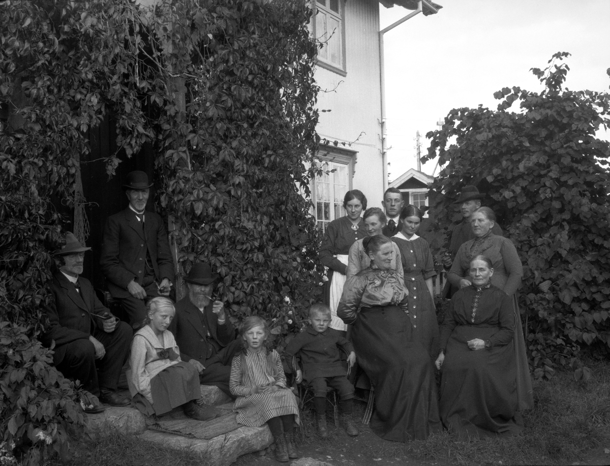Kristian Heramb, Stor gruppe mennesker på Heramb, Ringsaker. Andreas Heramb nr 4 f. v.