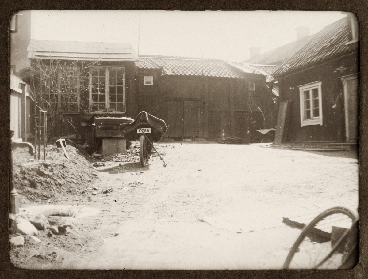August Fredrik Schagerström, "Upsala. Gårdsinteriör vid St Johannesgatan", Uppsala 1925