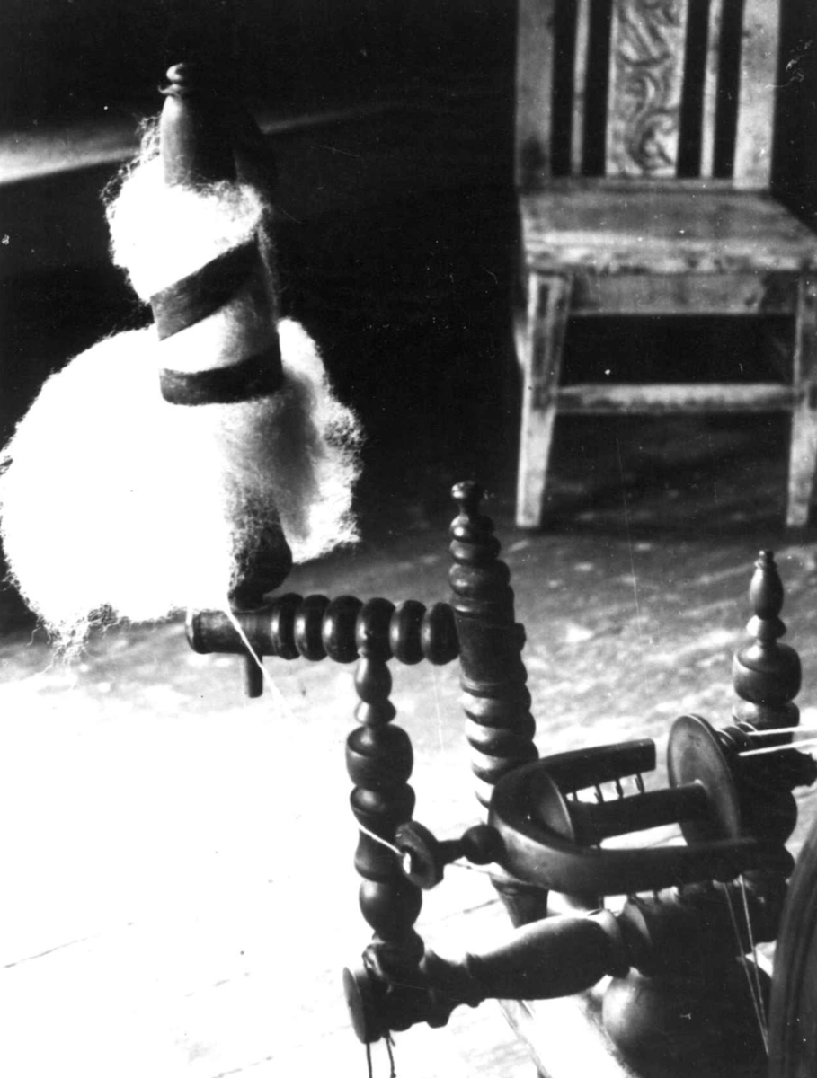 Anna Grostøl, Valle, Setesdal, Aust-Agder 1938. Rokk med rokkehode.