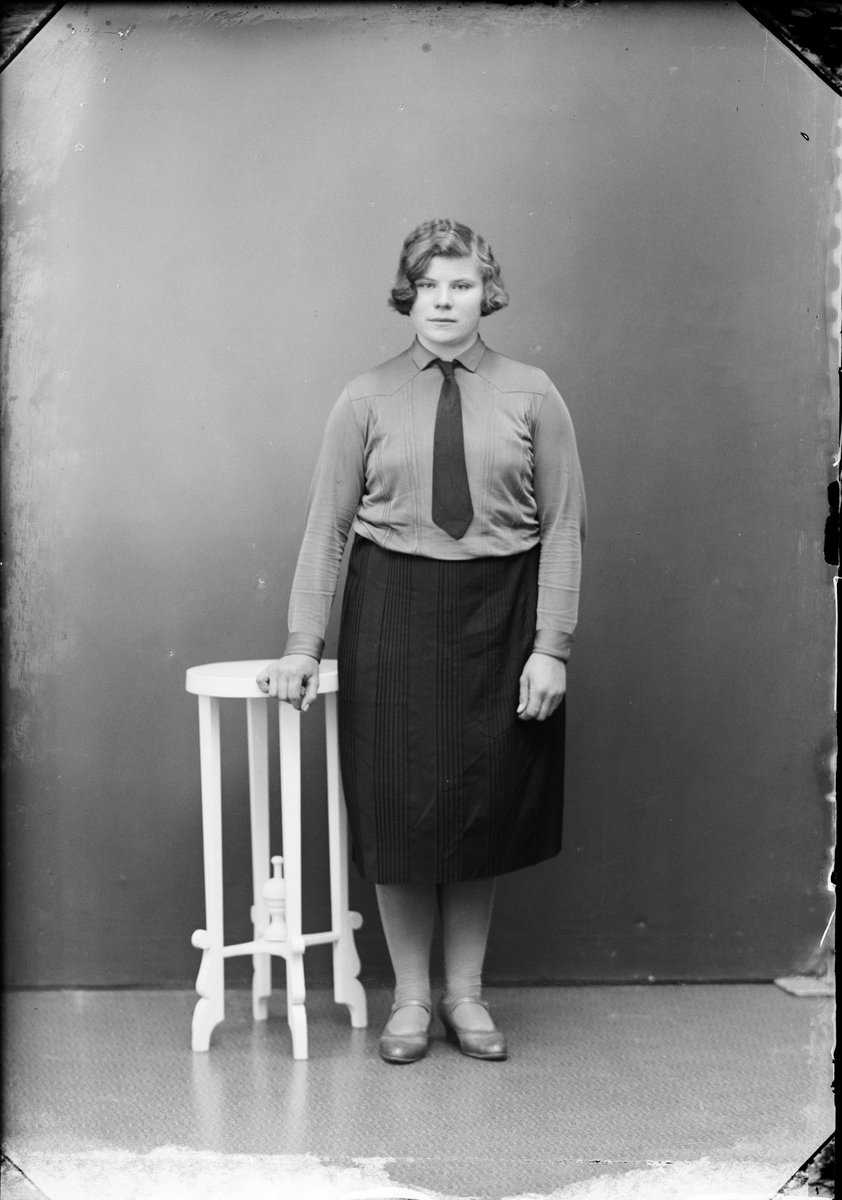 Skötsner-Edhlund, Ateljéporträtt - Eva Jansson från Marka, Harg socken, Uppland