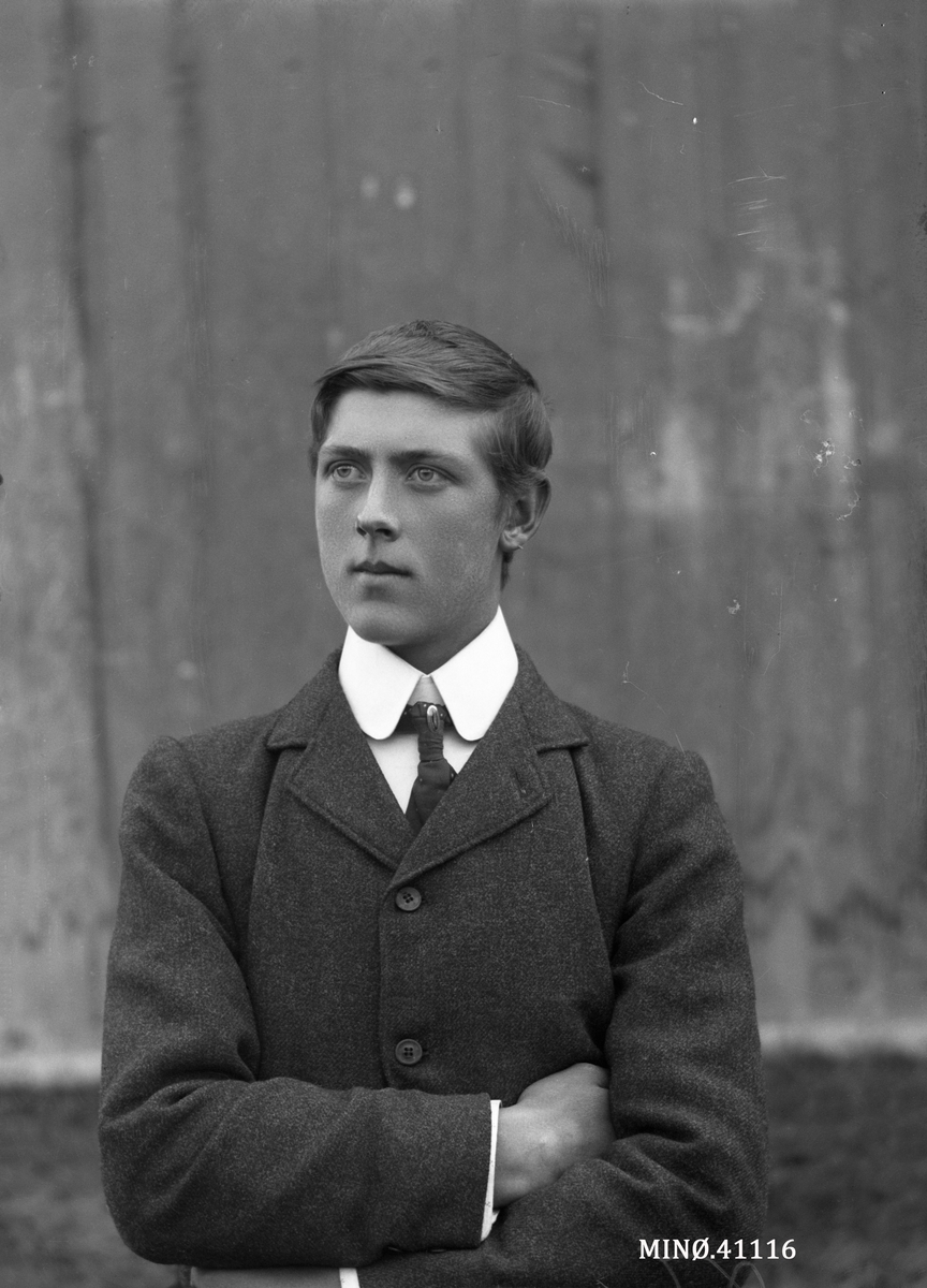 Oscar Holte, Portrett av mann - Tore Molsmoen