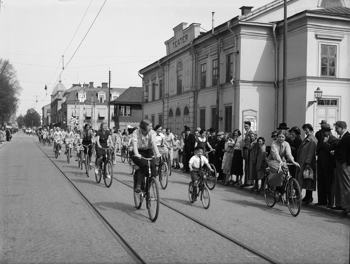 Paul Sandberg, Cykelkortege i samband med starten av Svenska cykelveckan, Vaksalagatan utanför Chateau Barowiak, Upsala teater