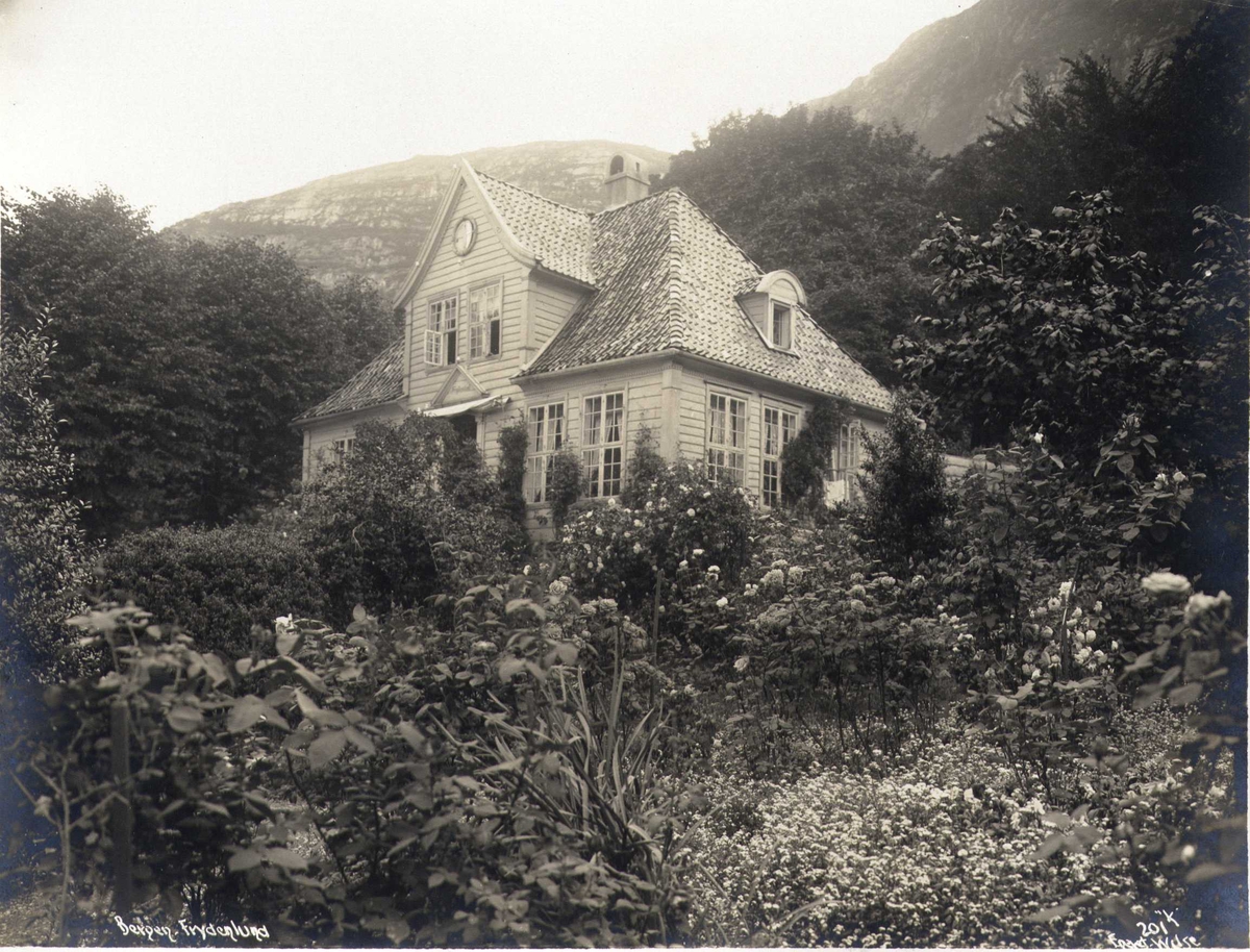 Anders Beer Wilse, Trevilla med have, Frydenlund, Bergen, Hordaland. Fotografert 1912.