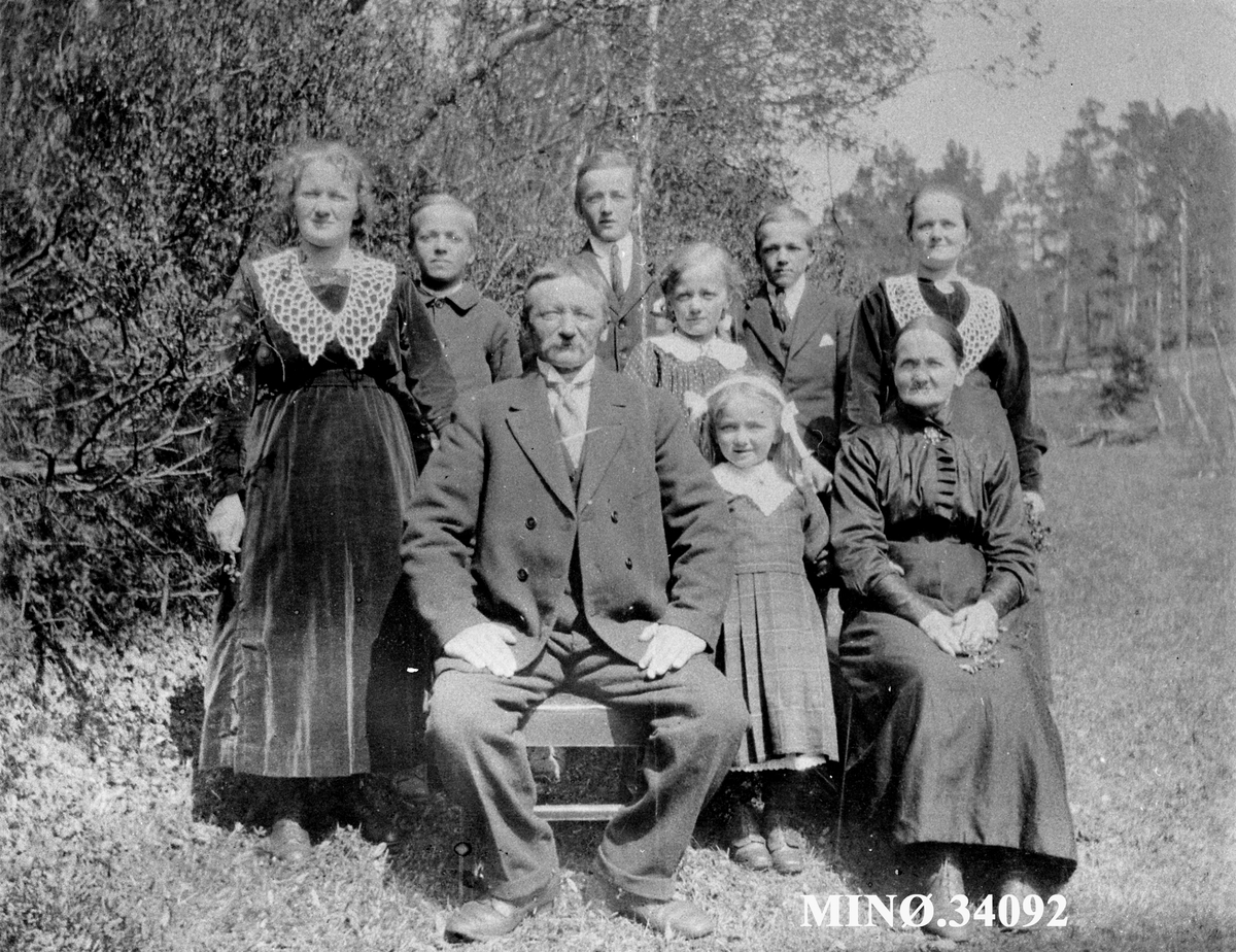 Ukjent, Familiebilde. Familien Lillebakken.