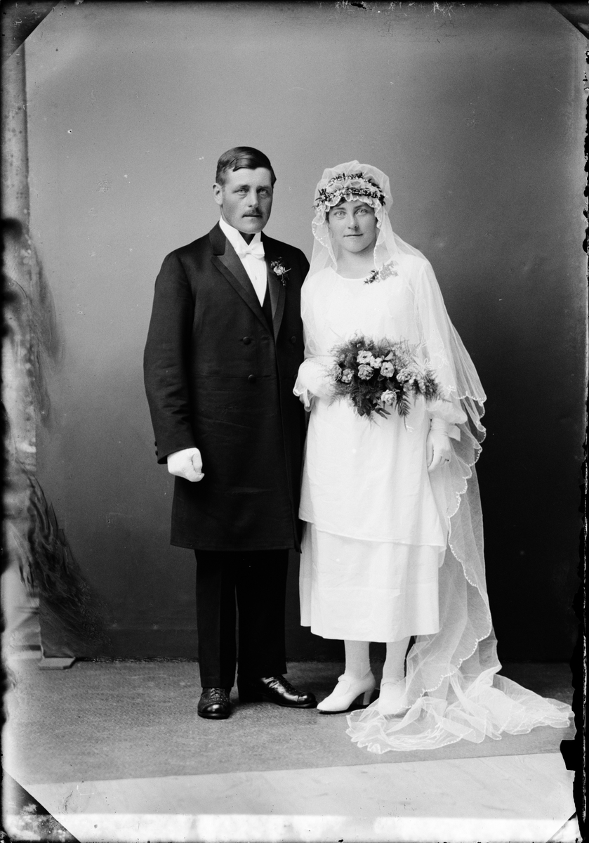 Skötsner-Edhlund, Brudparet Andersson från Sandika, Hargs socken, Uppland 1924
