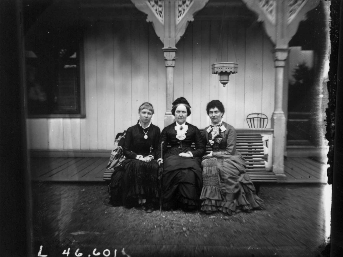 Fredrik Emil Faye, Portrett, fru Sigrid Faye, hoffmarskalkinne Anker, født von Mansbach, Louise Klose, ca. 1880. På benk under søyler utendørs. Fra portrettserie av personer som bodde på eller besøkte Dal gård, Ullensaker, fotografert av gårdens eier, kammerherre Fredrik Emil Faye (1844-1903) i årene 1875-1900.
