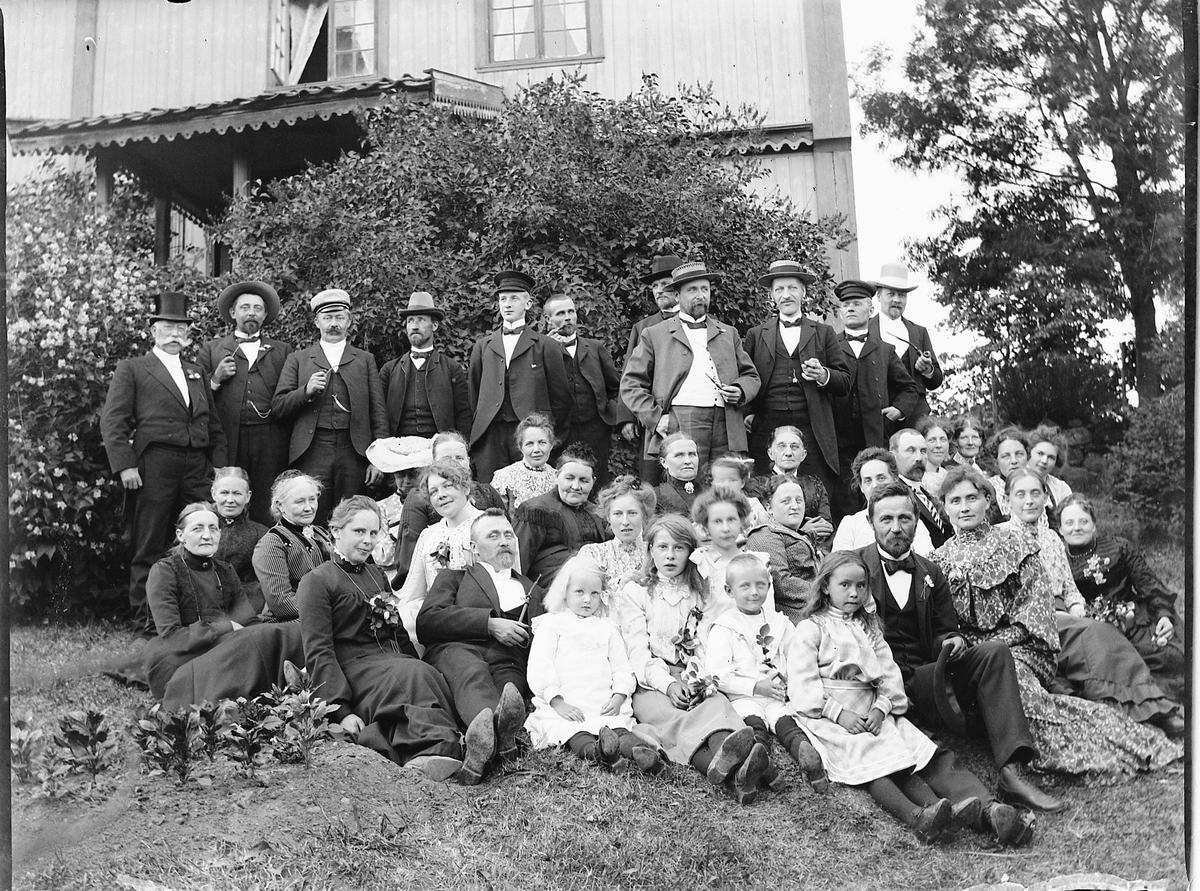 Ole Hansen Løken, GRUPPE BARN OG VOKSNE PÅ TOKSTAD GARD, Veldre i Ringsaker. DE FLESTE UKJENTE. STÅENDE BAK F. V 1. PAUL RING, 2. LARS TOKSTAD, 3. JACOB RUUD, 10. LÆRER NORDTORP. Helt bak t.v. Paul Ring foran han, sitter hans kone Antoninette Eilertine Ring.