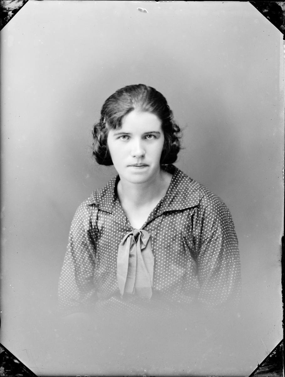 Skötsner-Edhlund, Ateljéporträtt - Elma Pettersson från Raggarön, Uppland 1927