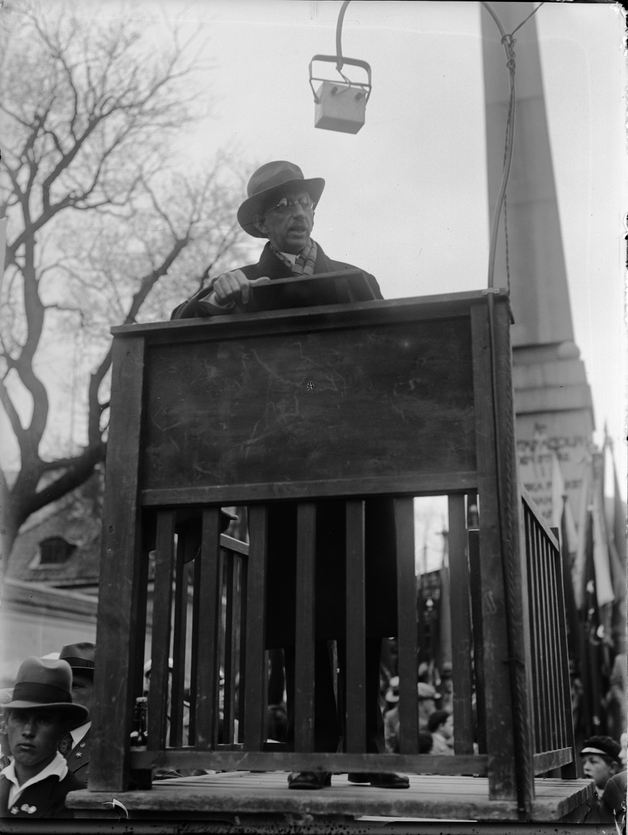 Paul Sandberg, Editor Z Höglund speaking in Odinslund