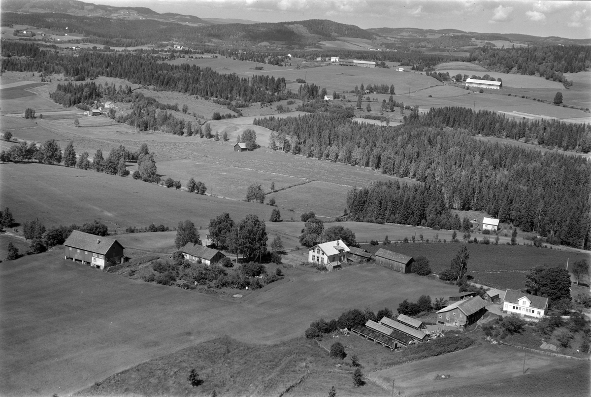 Widerøes Flyveselskap A/S, Flyfoto av gamle Saugstad skole, Gaupen, Ringsaker.