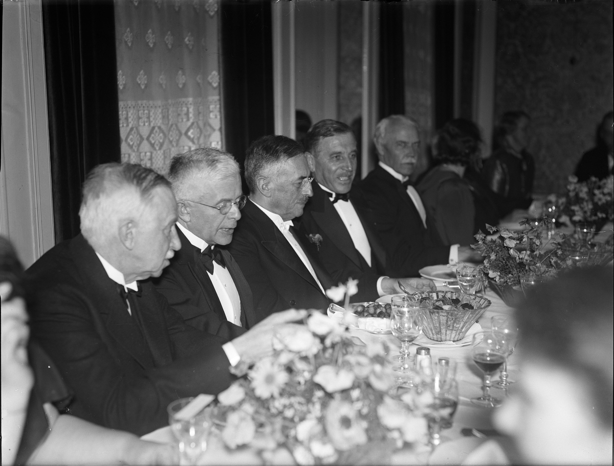 Paul Sandberg, Från banketten till författaren och upptäckstresanden Sven Hedins ära på Gillet, Fyristorg. Professor Rutger Sernander, professor Nils von Hofsten, Sven Hedin , rector magnificus Thore Engströmer och professor Filip Åkerblom vid middagsbordet