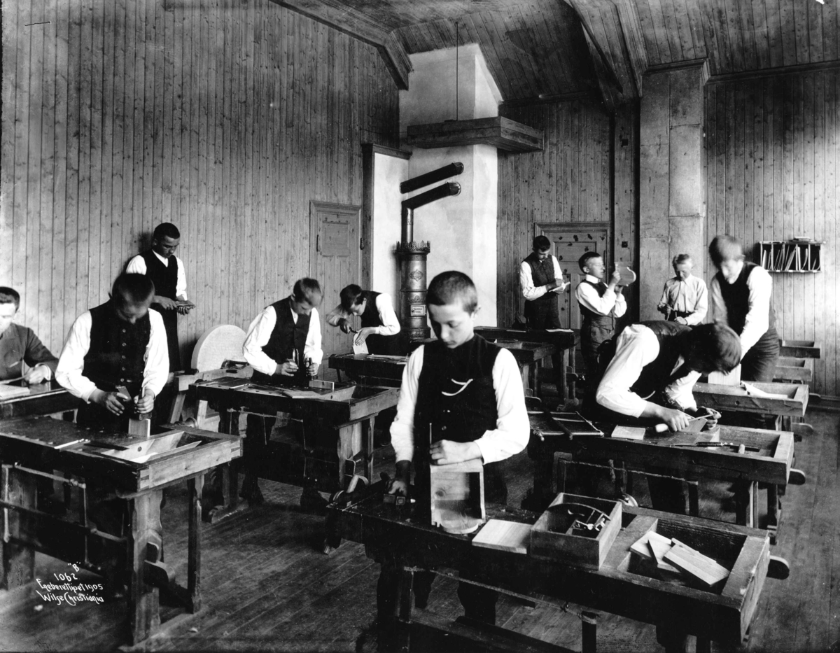Anders Beer Wilse, Gutteklasse i sløydtime på Hartmanns pensjonatskole.