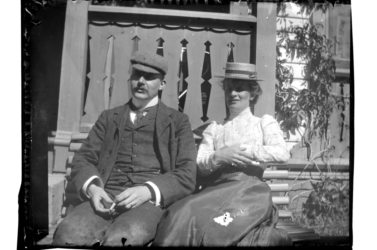 Rolf Sr. Sundt, Leif Sundt med hustru Mabel foran hans fars sommerbolig på Farøy ved Farsund.