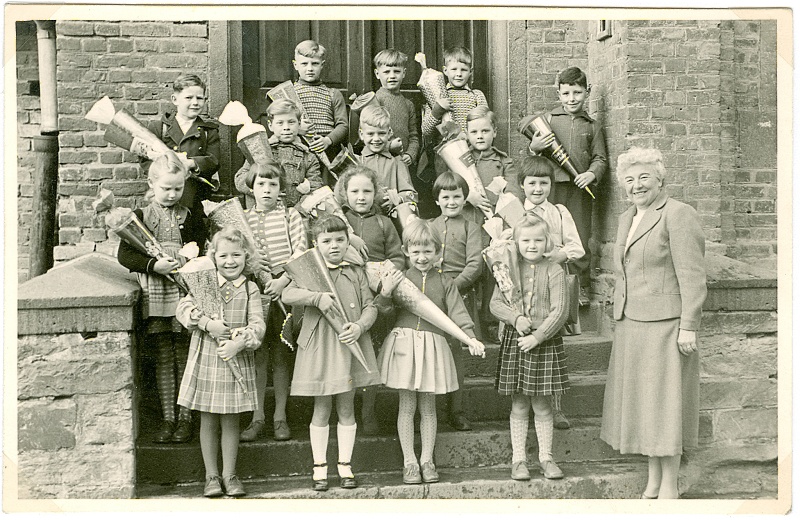 Unknown artist, Einschulungbild des Jahrgangs 1952/53 in der Grundschule Bodendorf