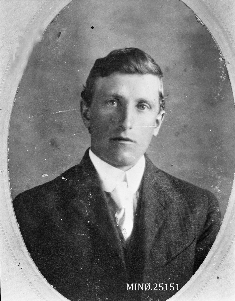Ukjent, Portrett av Sigrud Hagbartsson Thoresen (1881-1944).