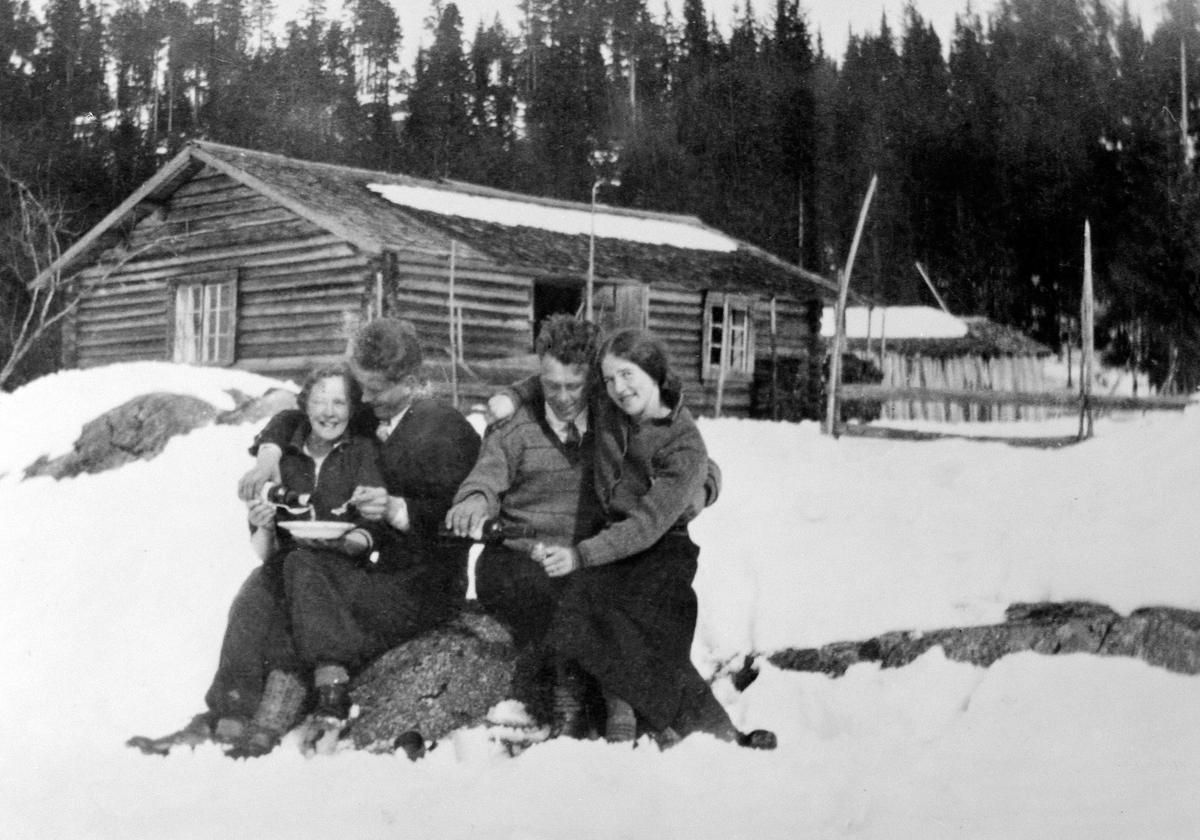 Anno Domkirkeodden, PÅSKETUR 1936, EKSTERIØR: NYSETRA, GRUPPE: 4, FRA VENSTRE: ELLEN DALSRUD GIFT: FOSS, GUNNAR STORBÆK, THORLEIF HANSEN, SINA STORBÆK, VALLSET