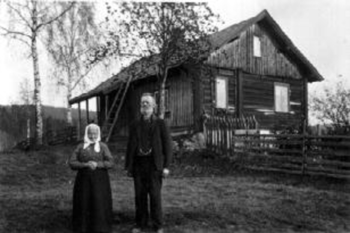 Anno Domkirkeodden, Ektepar, Ole Berglien med frue, bolig i bakgrunnen. Ringsaker.