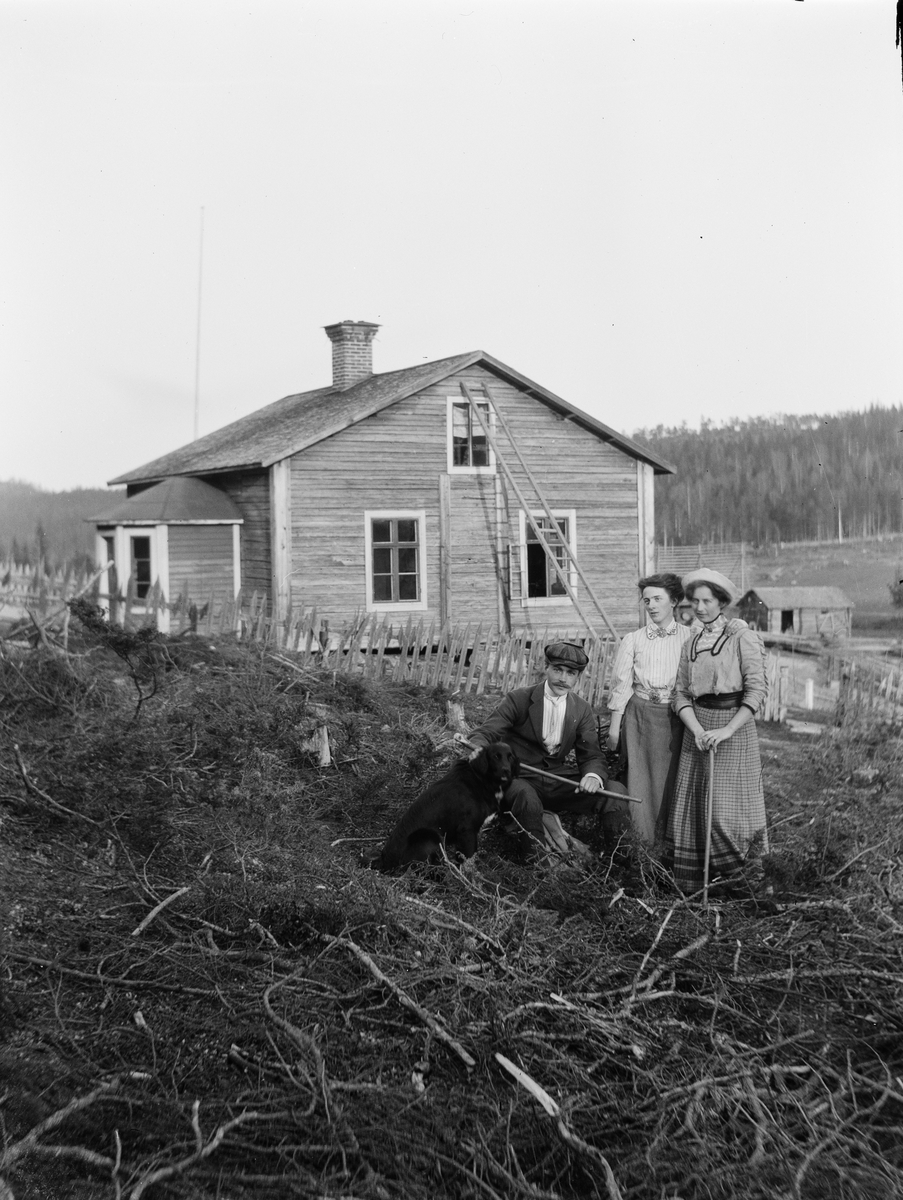 St Joseph, Likely Josef Hönström with two women in front of a residential building