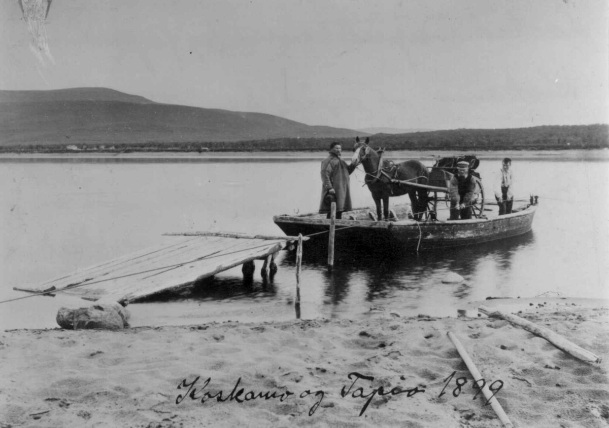 Ellisif Rannveig Wessel, Læstadianerpredikant Olli Koskamo og skyss-skaffer Tapio med hest og vogn ombord på fergen ved Seida brygge, Tana, Finnmark, 1899. Hestens navn "Luftens kløver".
