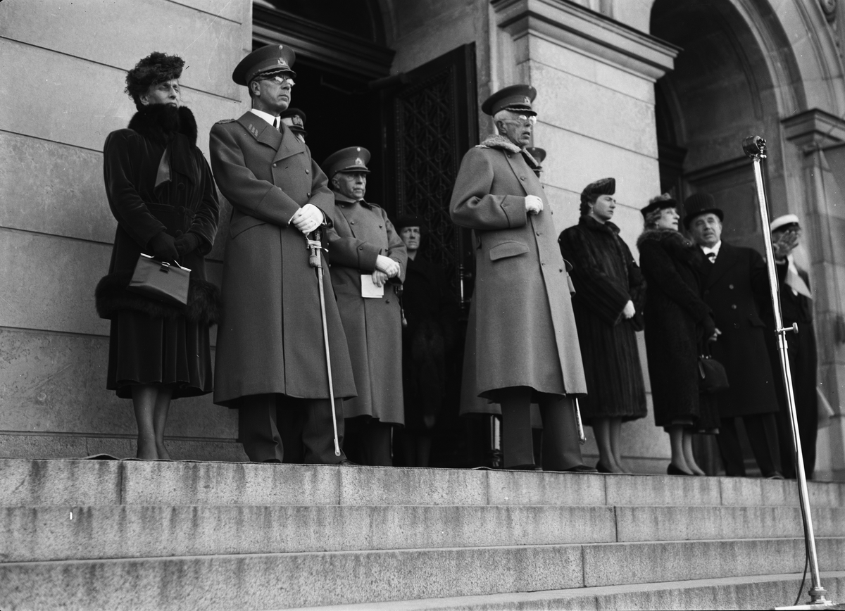 Paul Sandberg, Kungligheter tar emot uppvaktning från Uppsala Studentkår på Universitetshuset trappa - kronprinsessan Louise, kronprins Gustav Adolf, kung Gustav V, prins Eugen, prins Carl, prinsessan Sibylla, prinsessan Ingeborg och rector magnificus Thore Engströmer