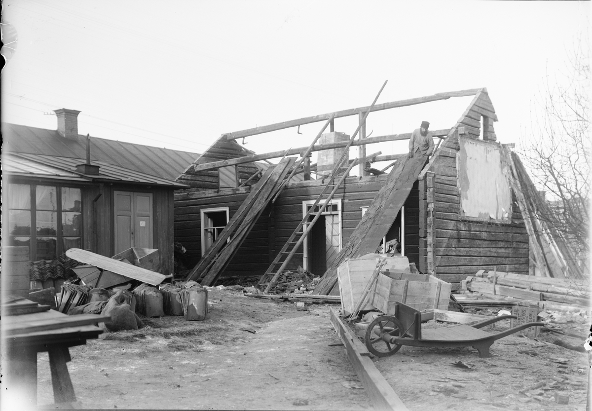 Skötsner-Edhlund, Guldskärskvarteret nummer 25 rivs, Östhammar, Uppland 1912