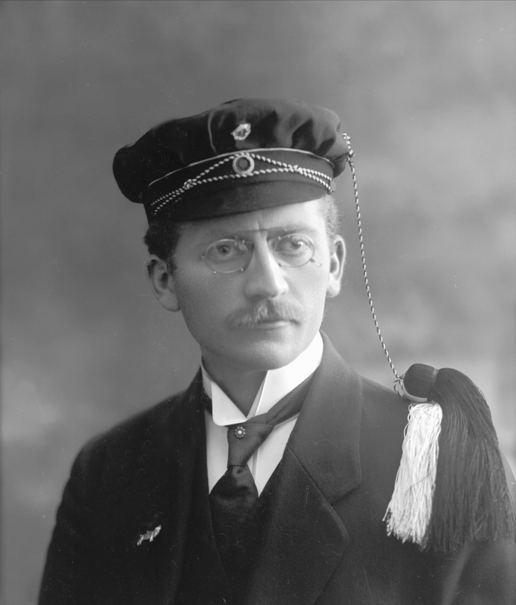 Gustav Borgen, Portrett, mann med studentlue. Olav Karstad.