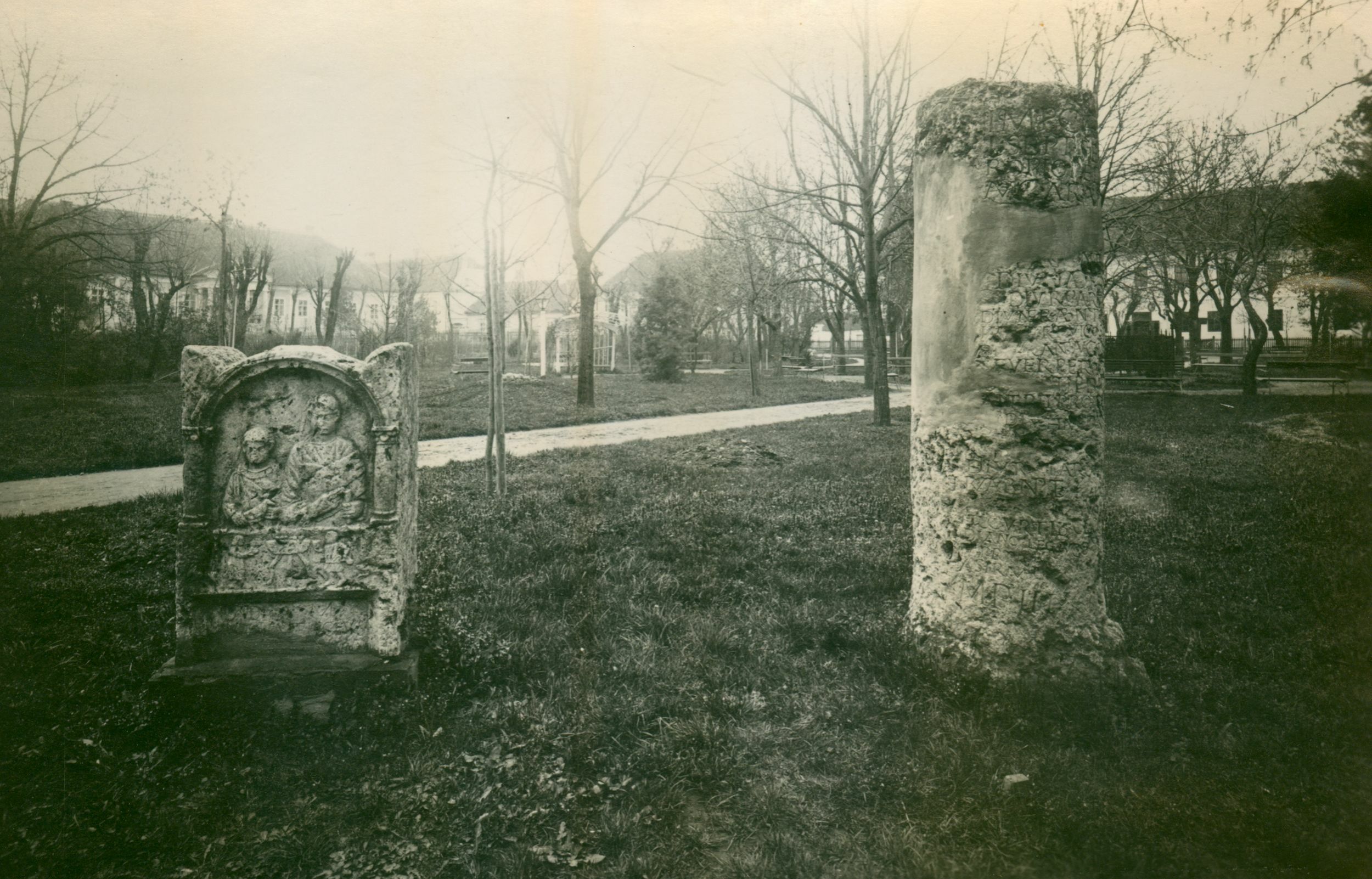 Josip Brunšmid, Mitrovica - antički spomenici: stela i natpis; stela u lapidariju Gradskog muzeja i natpis u parku