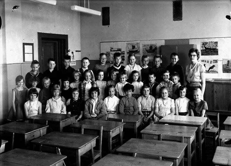 Sven Lindskog, Classroom interior, 33 schoolchildren with teachers.