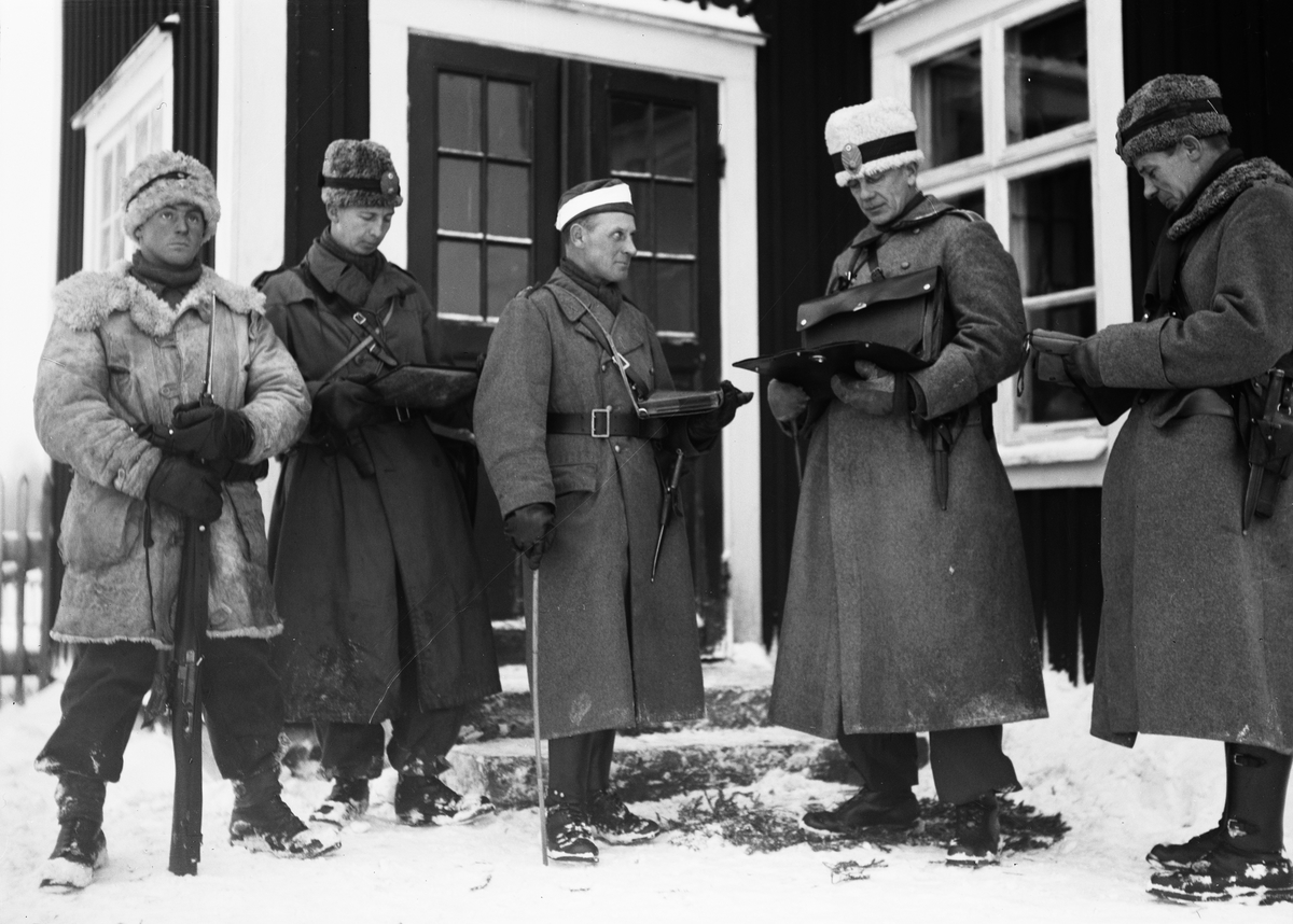 Paul Sandberg, “2.500 man on Upland maneuver. Realistic battle in the morning hours of today in the tract of Järlåsa,” Uppland December 1942