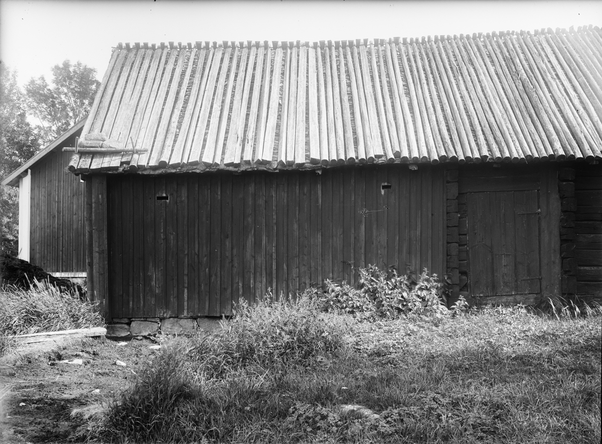 Paul Sandberg, Ekonomibyggnad med vedtak - Zetterberg, Hållen, Hållnäs socken, Uppland, sannolikt 1930-tal