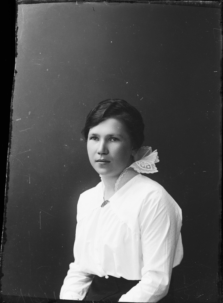 Skötsner-Edhlund, Ateljéporträtt - kvinna, Östhammar, Uppland