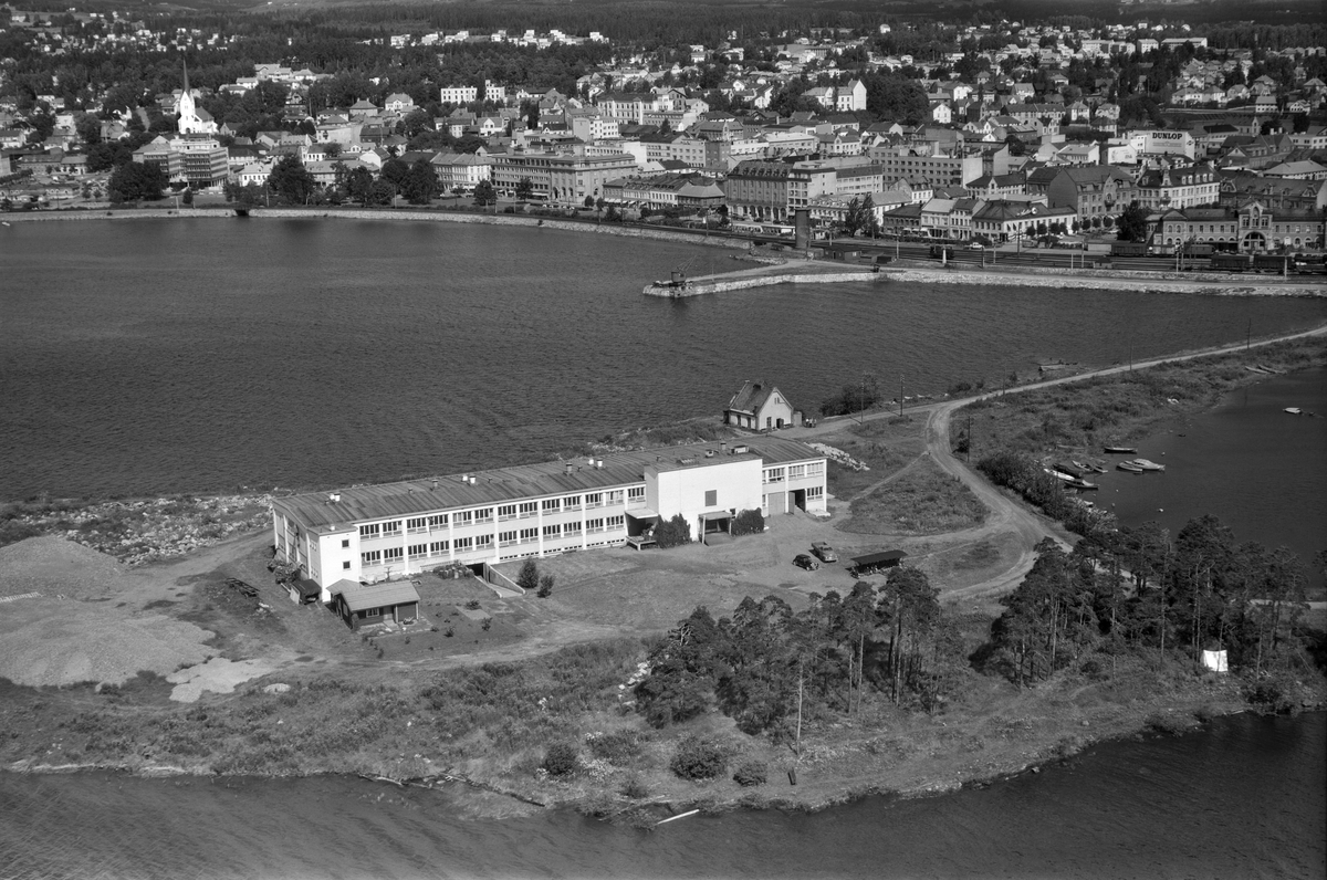 Widerøes Flyveselskap A/S, FLYFOTO KIRKEBYE & SØNNER LÆRVAREFABRIKK, TJUVHOLMEN, HAMARBUKTA. JERNBANEBRYGGA.