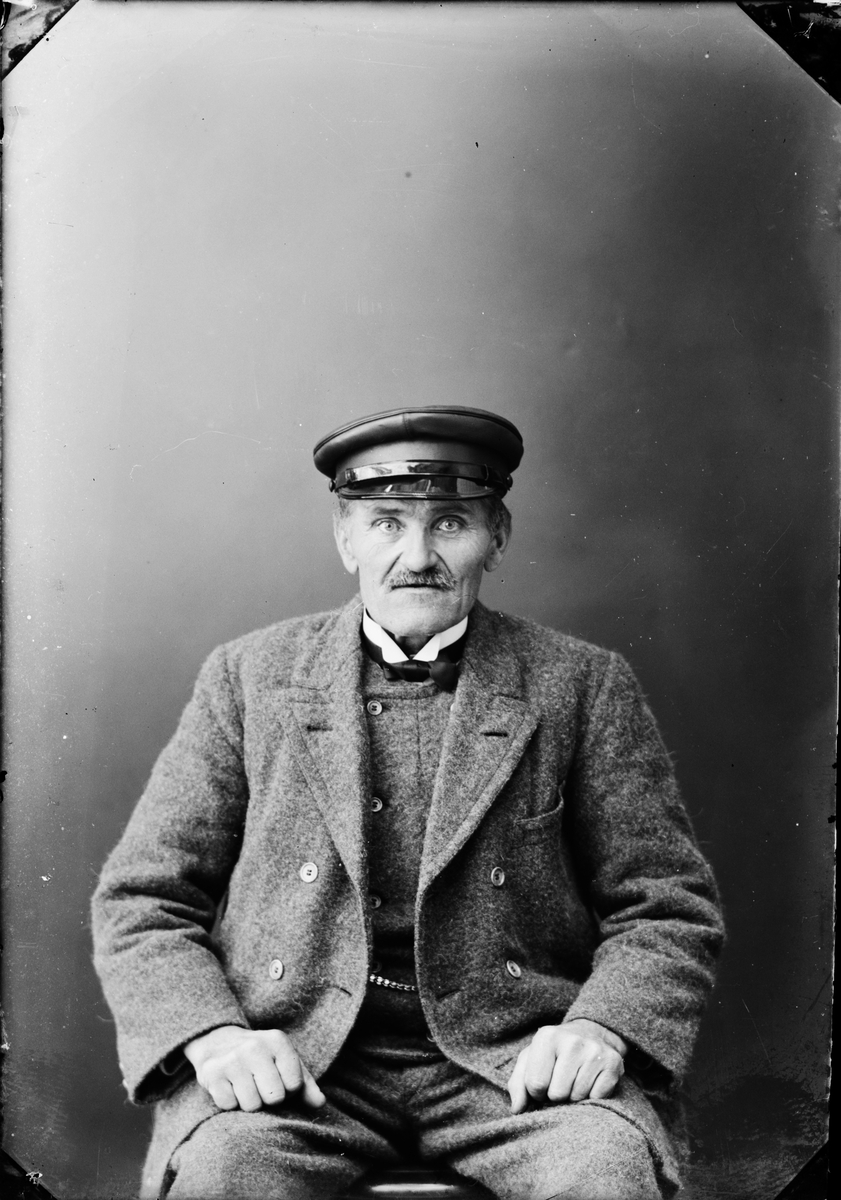 Skötsner-Edhlund, Ateljéporträtt - man, Östhammar, Uppland