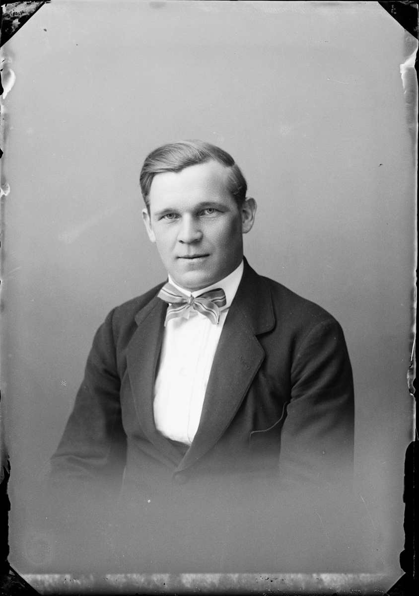 Skötsner-Edhlund, Ateljéporträtt - Karl Andersson från Gimo, Skäfthammar socken, Uppland 1924