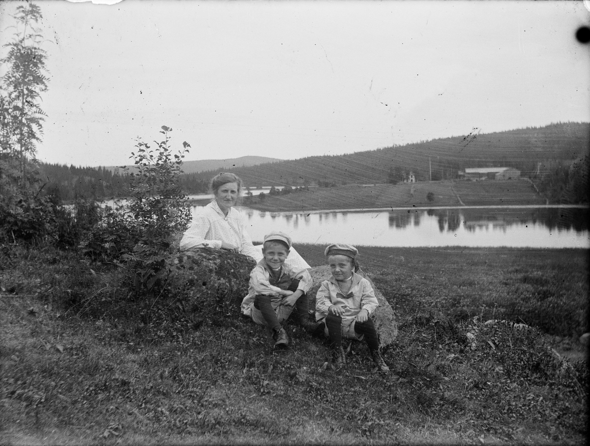 Josef Ärnström, Nora Ärnström med barnen Kalle och Rolf