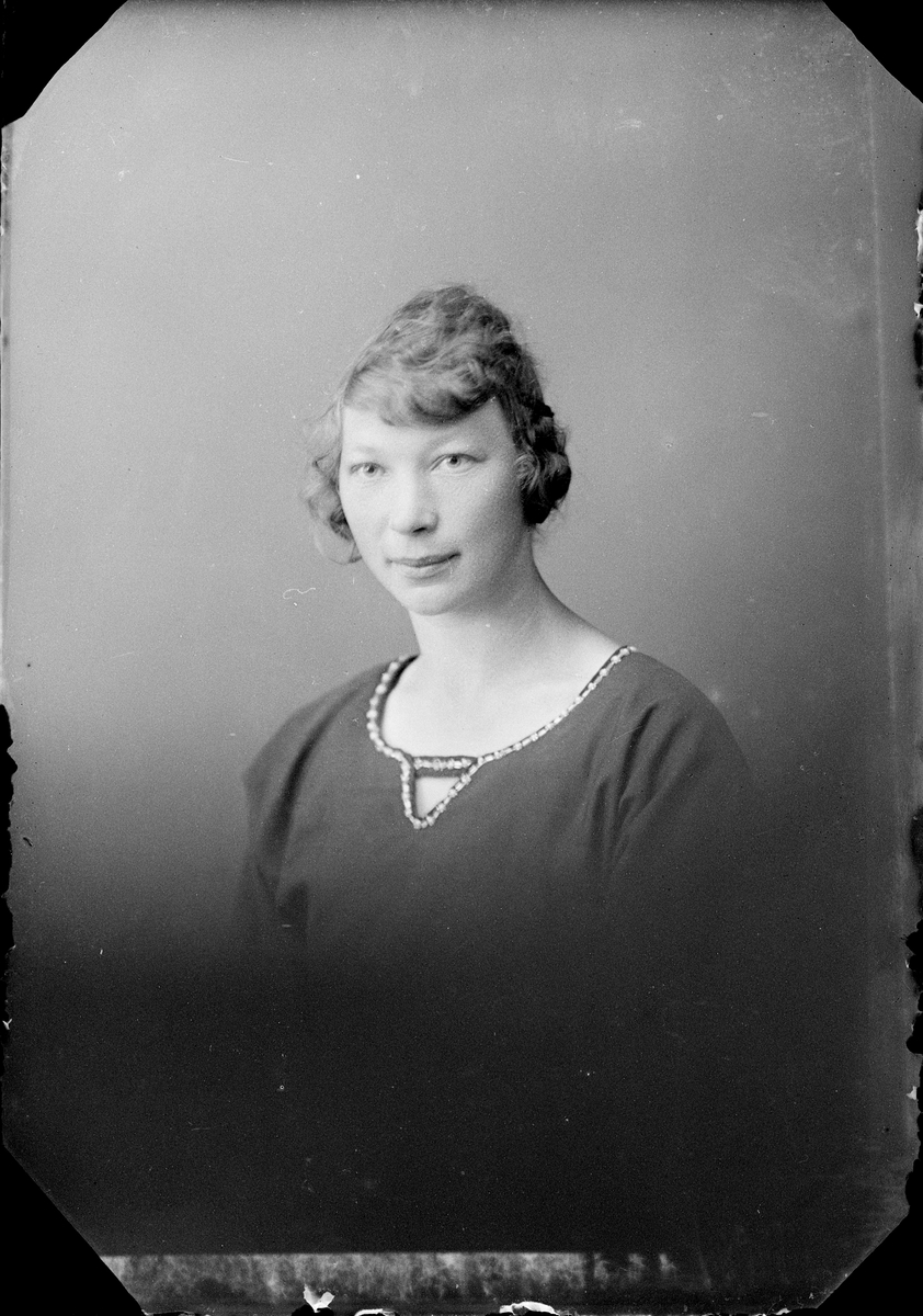 Skötsner-Edhlund, Ateljéporträtt - Sanny Olsson från Hökhuvuds socken, Uppland 1923