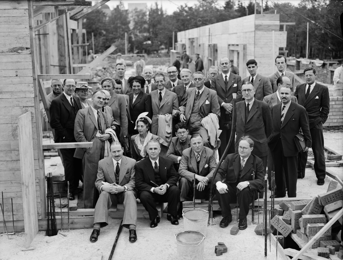 Paul Sandberg, Grupporträtt - kvinnor och män på bygge, sannolikt i Uppsala, 1948