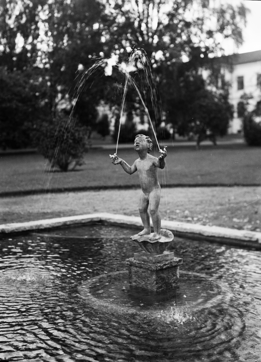 Paul Sandberg, Skulptur av konstnärinnan Astri Bergman-Taube i Ulleråkers sjukhus park. Rest till minne av överläkaren Frey Svenson