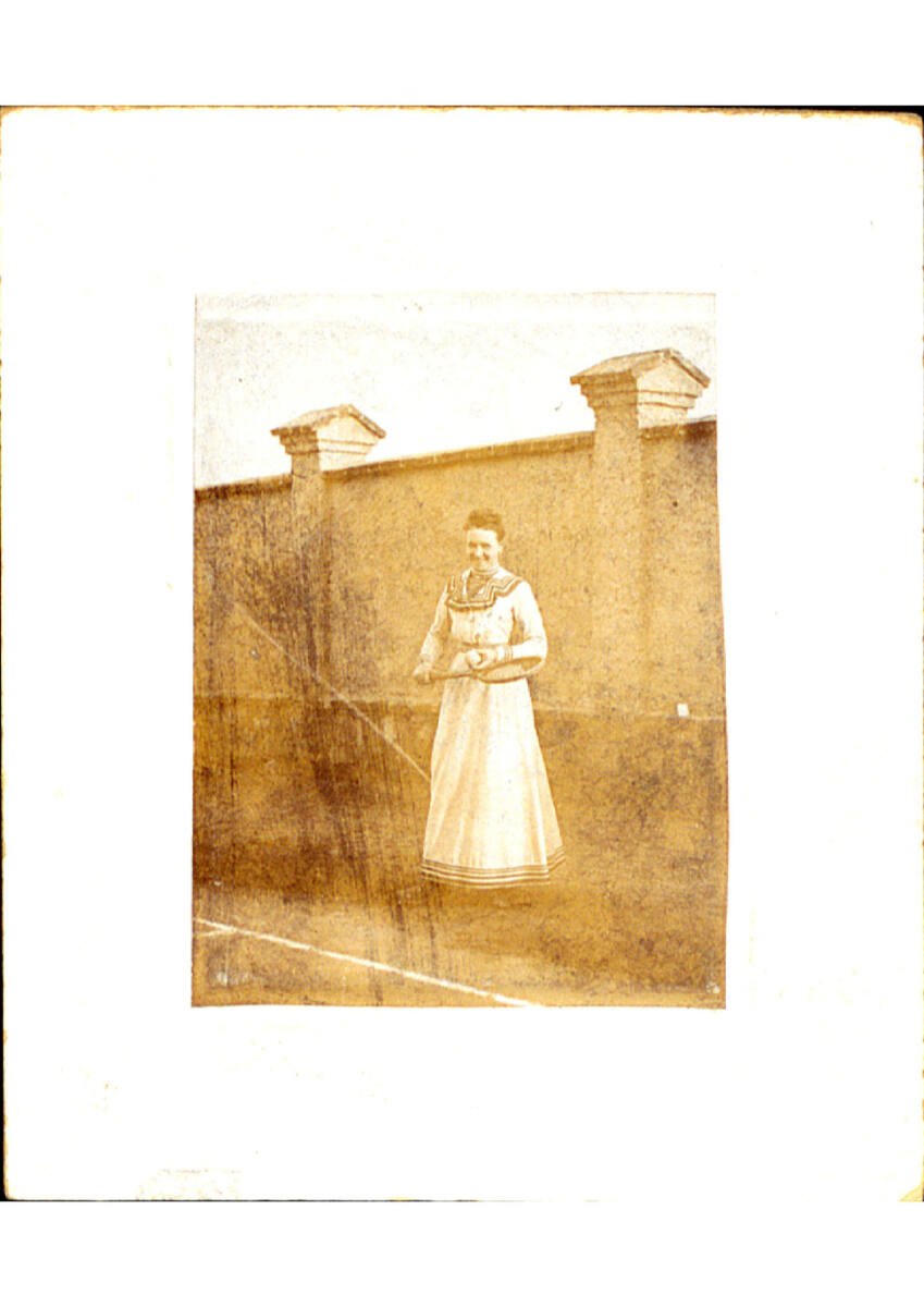 Anonym, Dame mit Tennisschläger und Ball in der Hand